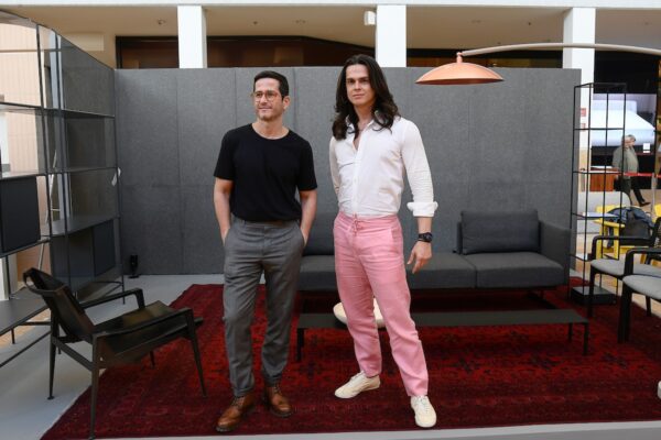 arquitetos dois homens ambos brancos, um de camisa preta e outro de camisa branca - metrópoles