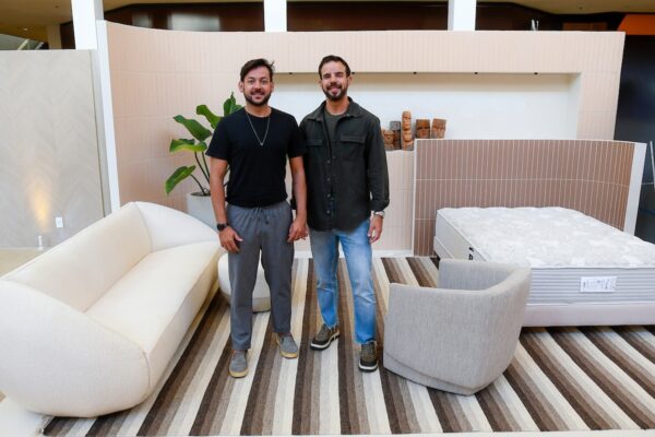 Homens arquitetos dois em mostra de aquitetura