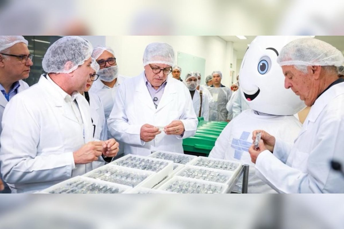 O ministro da Saúde, Alexandre Padilha, recebeu nesta sexta-feira (11), na fábrica da Biomm, em Nova Lima, em Minas Gerais, o primeiro lote de insulinas produzidas por meio de Parcerias para o Desenvolvimento Produtivo (PDP). 