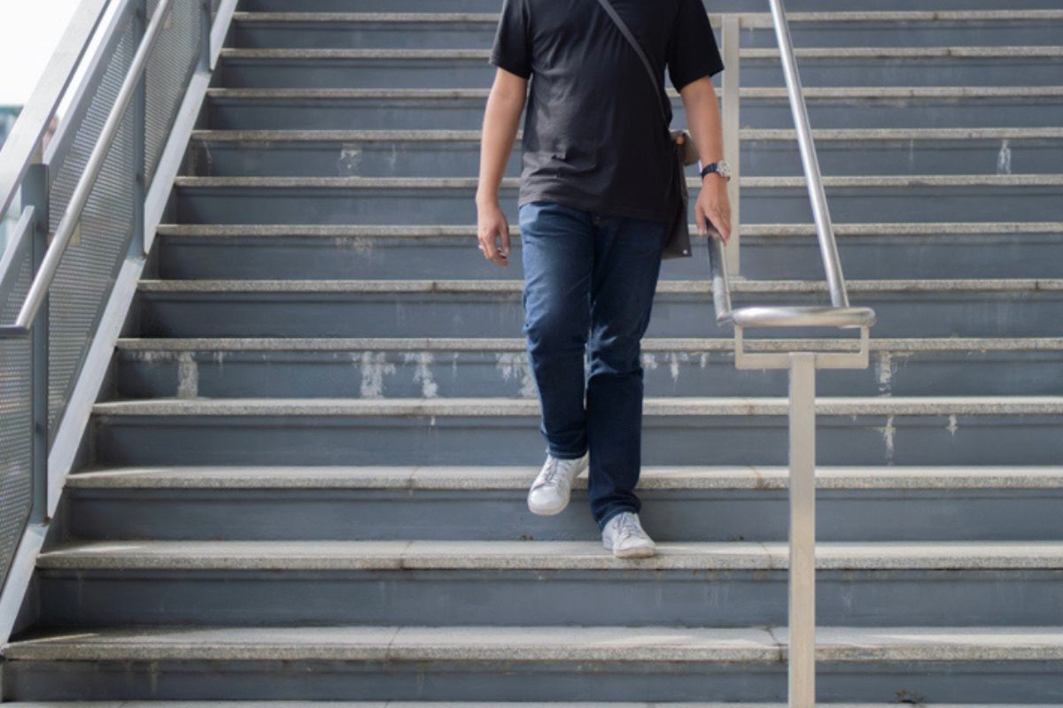 Descer escadas faz bem e pode ajudar a emagrecer, segundo professor