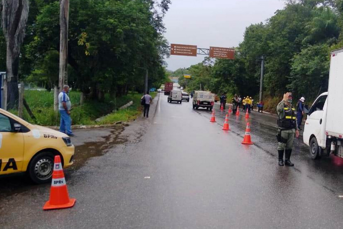 Homem morre após carro furar blitz; PM diz que houve troca de tiros