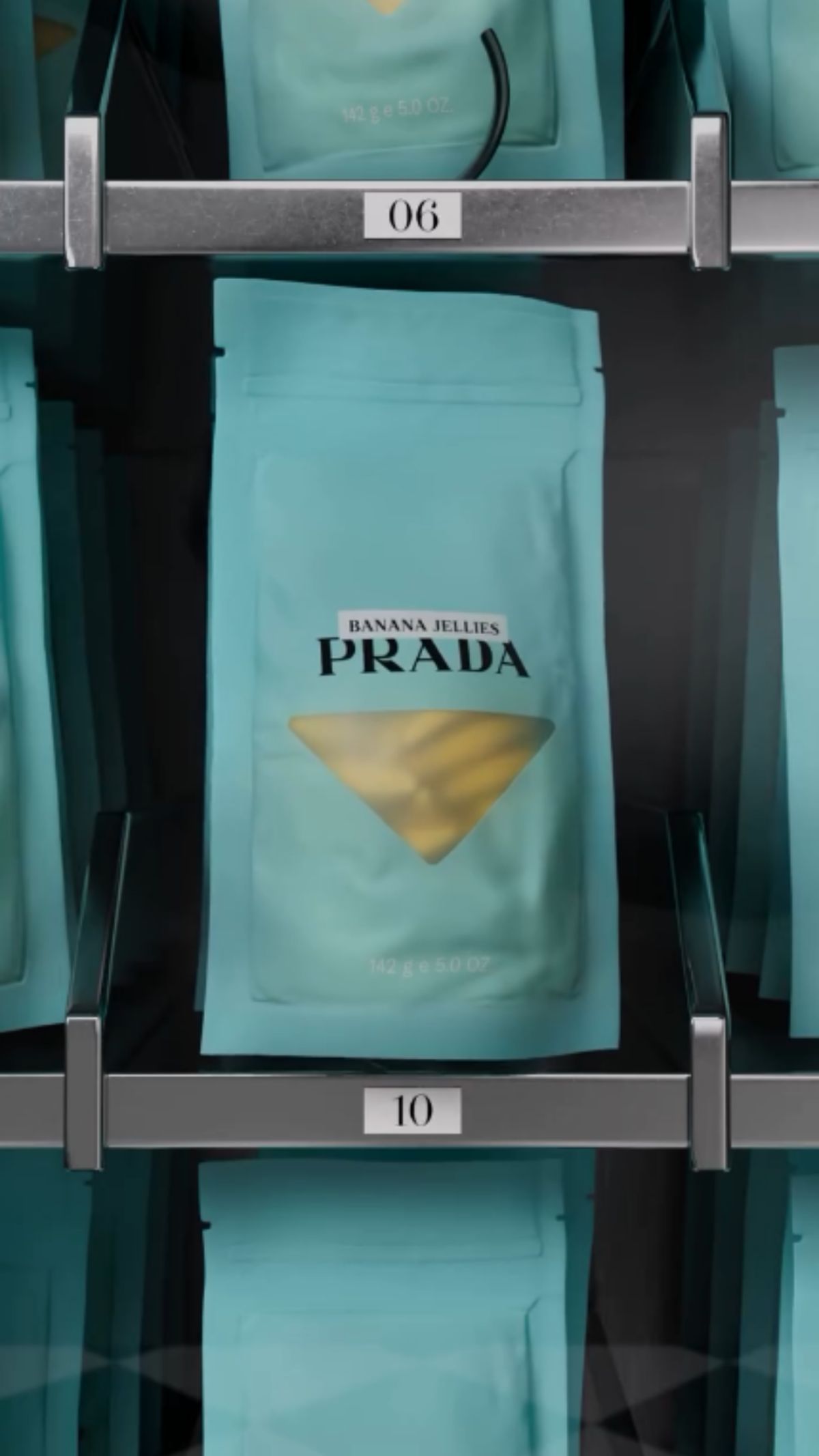 Foto com cor. Balas gelatinosas da Prada com sabor de banana - Metrópoles