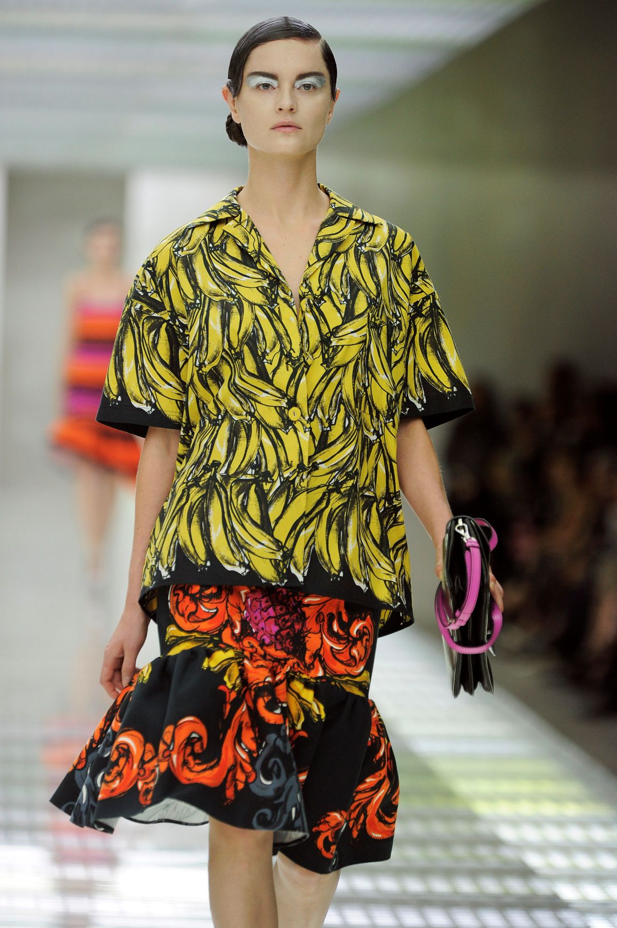 Foto com cor. Desfile da coleção de primavera da Prada em 2011 - Metrópoles