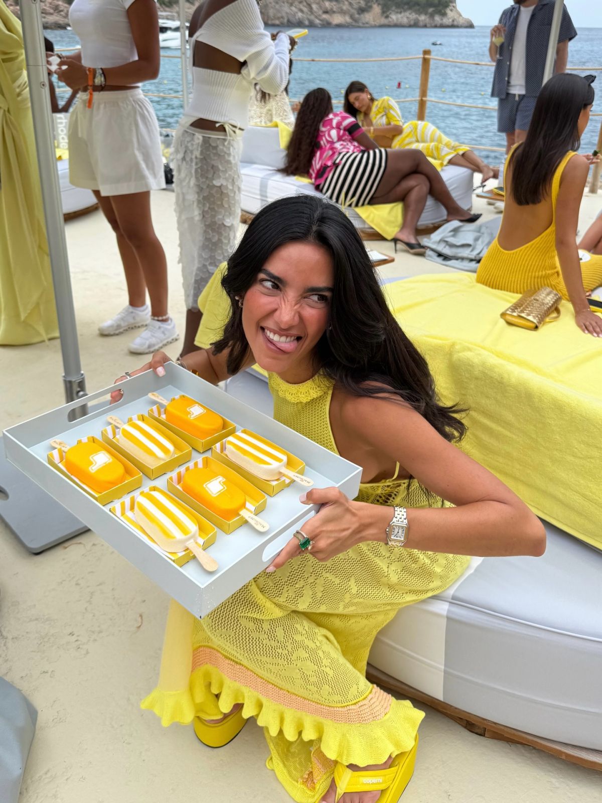 Foto com cor. Influenciadora Mariona Autran no Rhode Summer Club - Metrópoles