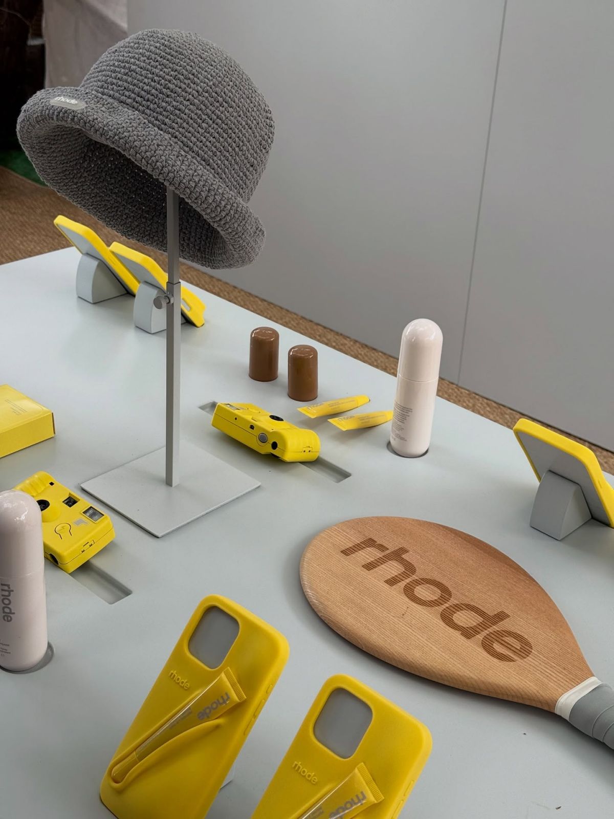 Foto com cor. Produtos Rhode expostos no evento da marca - Metrópoles