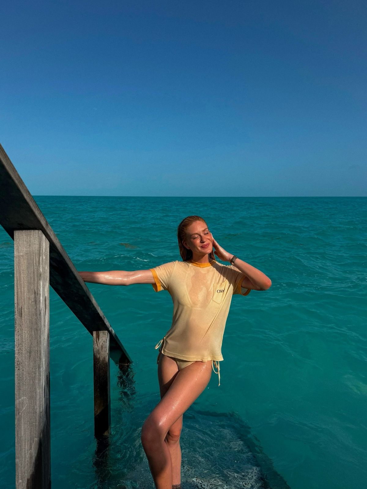 Foto com cor. Registro da atriz Marina Ruy Barbosa usando camiseta amarelo manteiga - Metrópoles