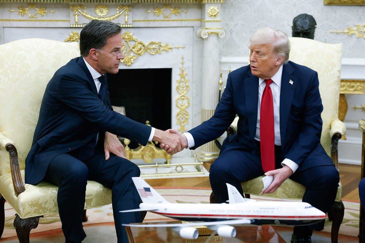 Trump se diz “decepcionado” com Putin e ameaça taxar Rússia em 100%