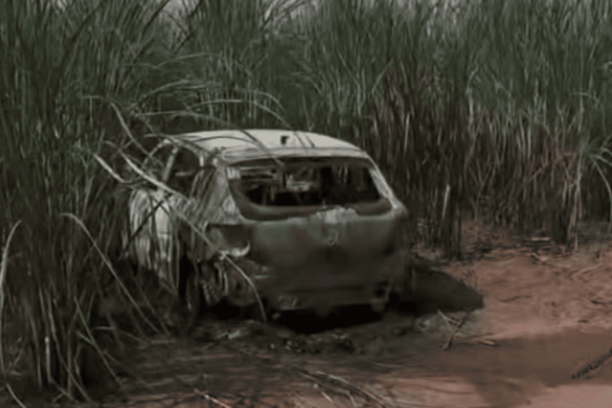 Imagem colorida de um carro carbonizado supostamente utilizado pelos criminosos para a fuga do assalto à banco - Metrópoles