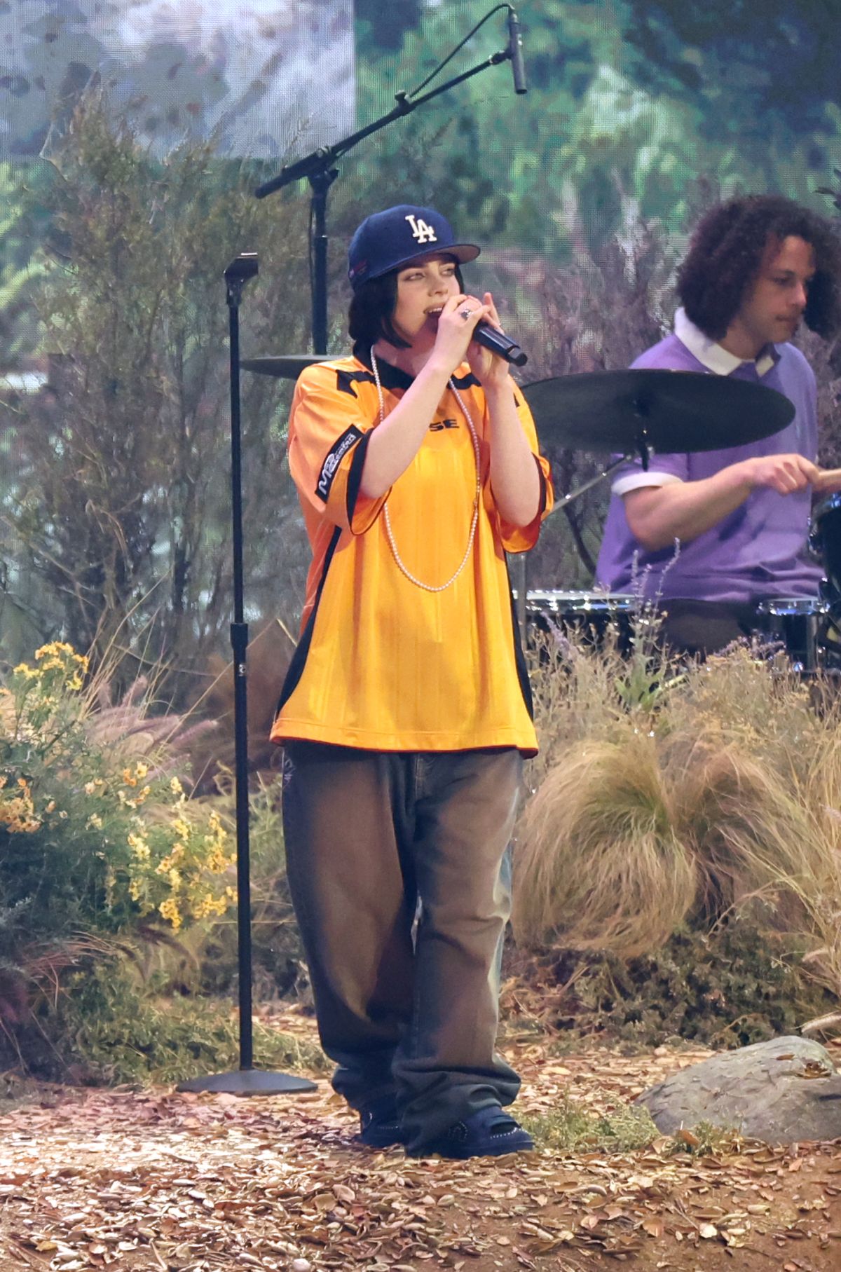 Foto com cor. Billie Eilish durante apresentação no Grammy Awards 2025 - Metrópoles