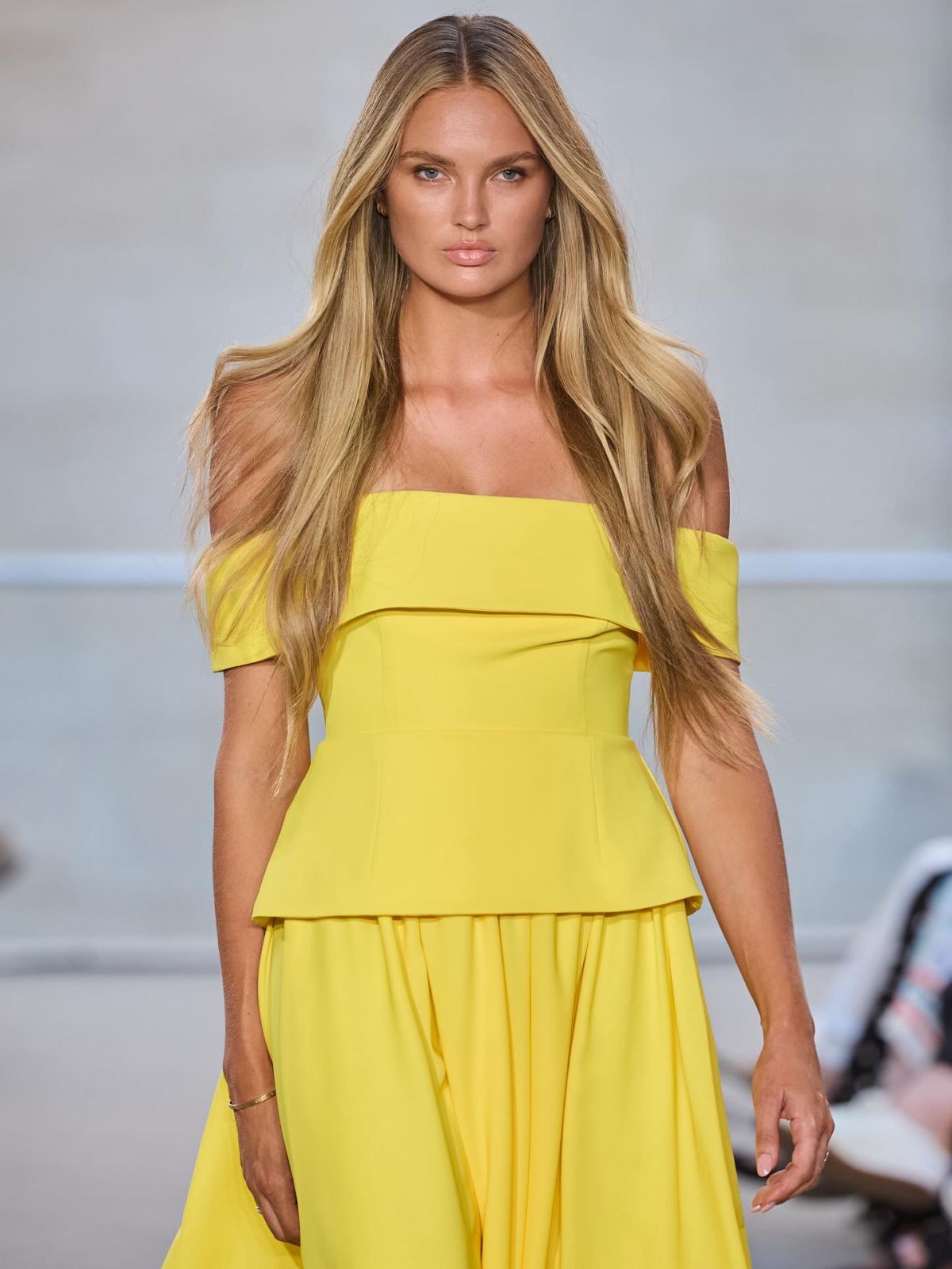 Foto com cor. Modelo Romee Strijd no desfile da marca Marc Cain - Metrópoles