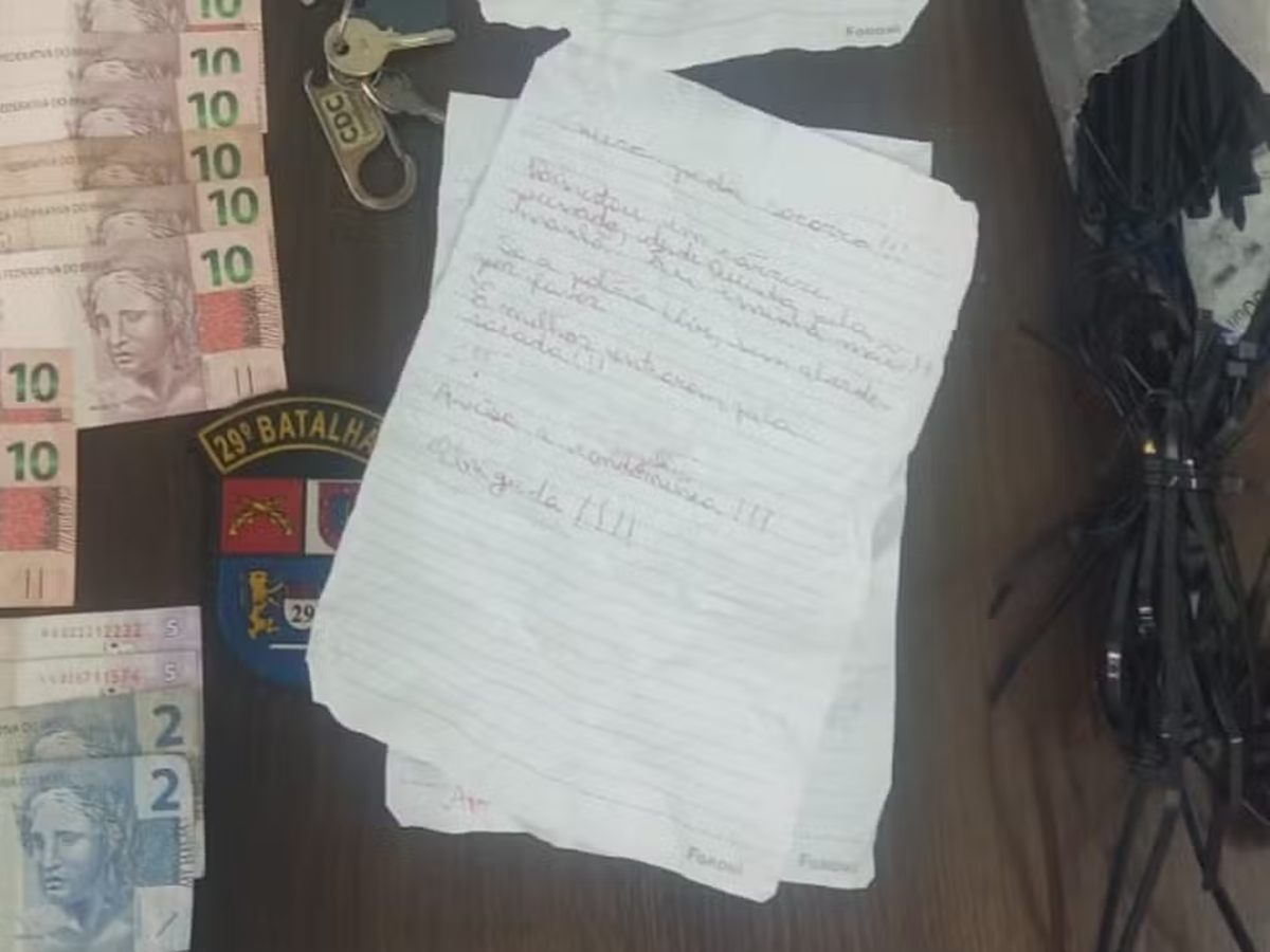 Mãe e filha mantidas em cárcere são salvas após vizinho achar bilhete
