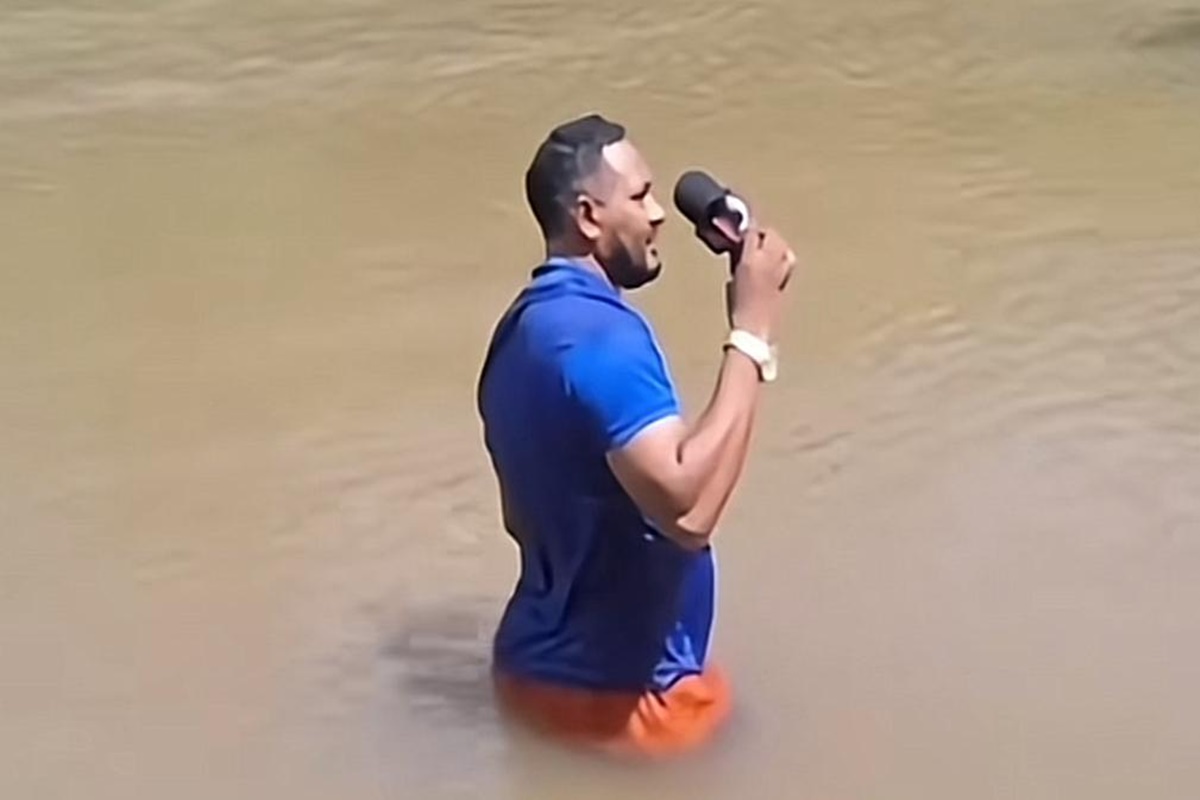 Vídeo. Repórter pisa em corpo no rio fazendo matéria sobre afogamento