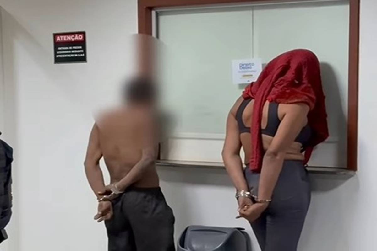 Veja o momento em que casal que esfaqueou motorista de app chega a DP