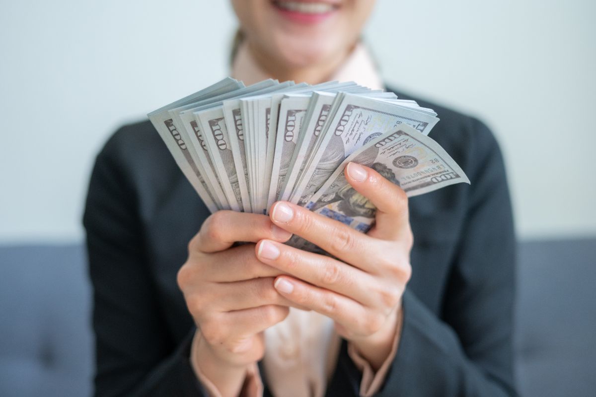 Recepcionista é acusada de desviar R$ 2 milhões por erro de RH