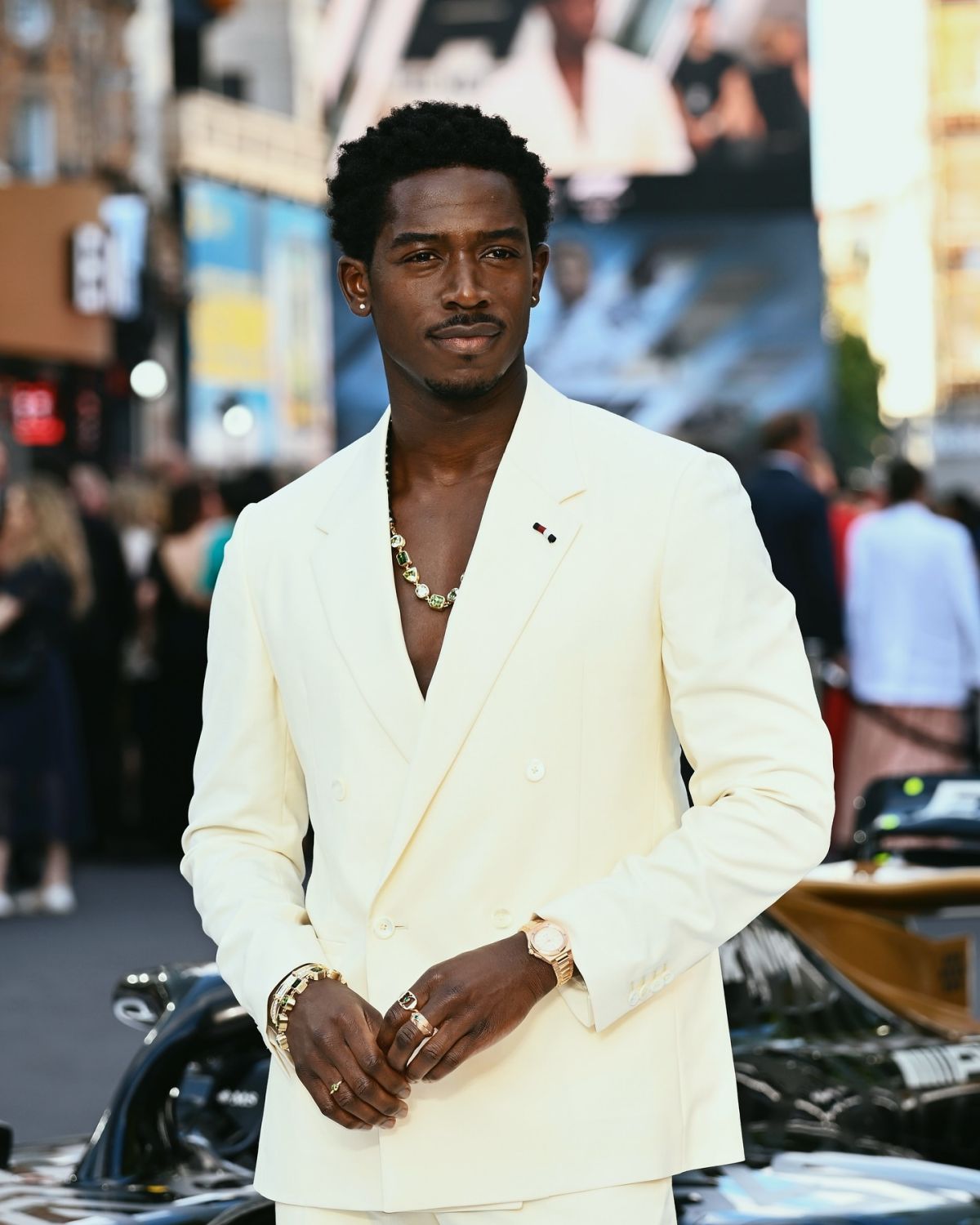 Foto com cor. Ator Damson Idris na estreia do filme F1 - Metrópoles