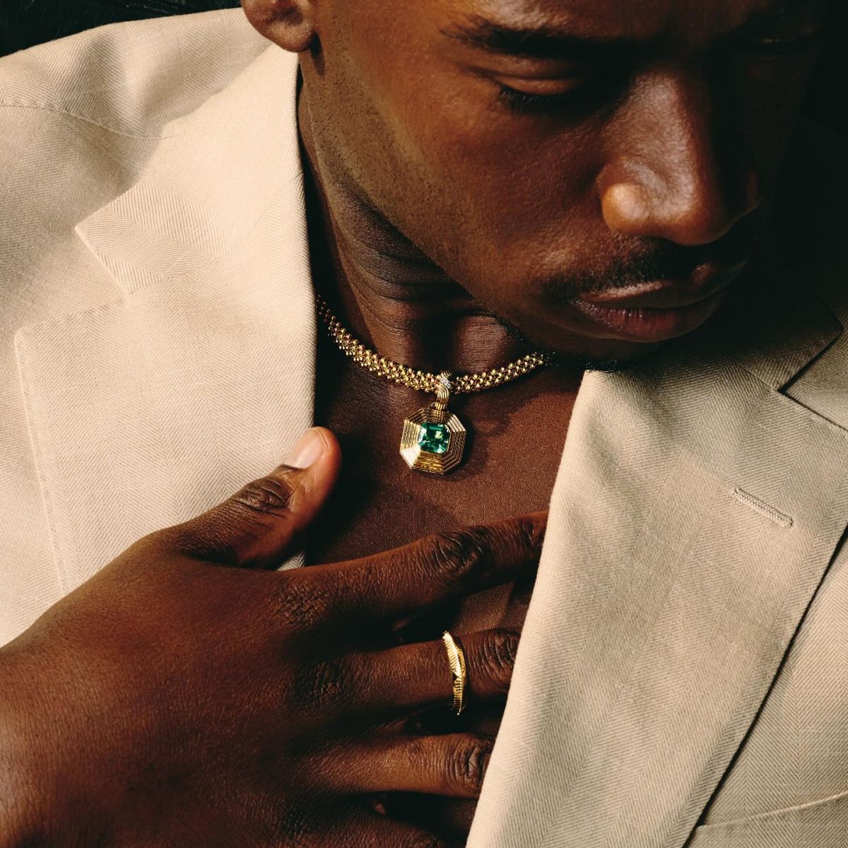 Foto com cor. Damson Idris em campanha da marca DIDRIS - Metrópoles