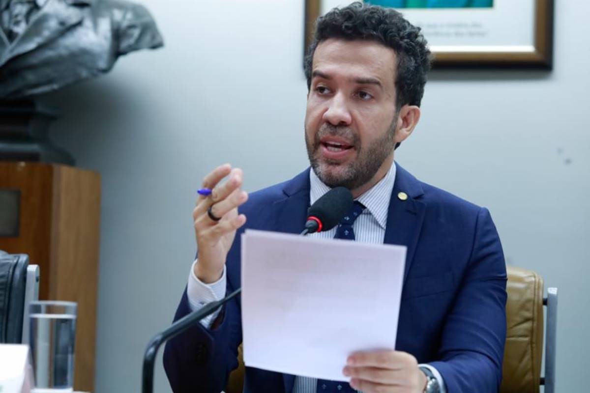 Conselho de Ética aprova suspensão de André Janones por três meses