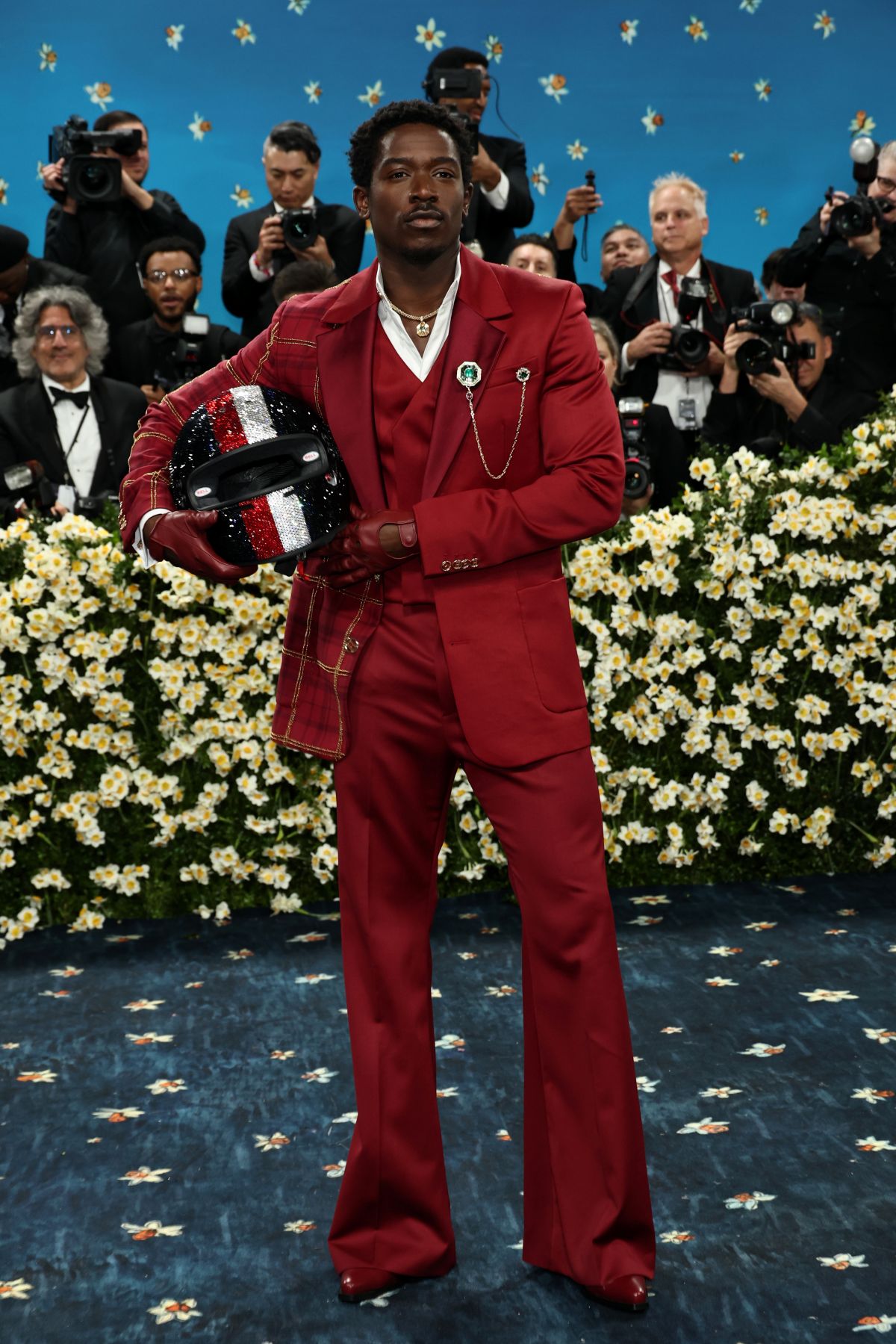 Foto com cor. Damson Idris no tapete azul do Met Gala 2025 - Metrópoles
