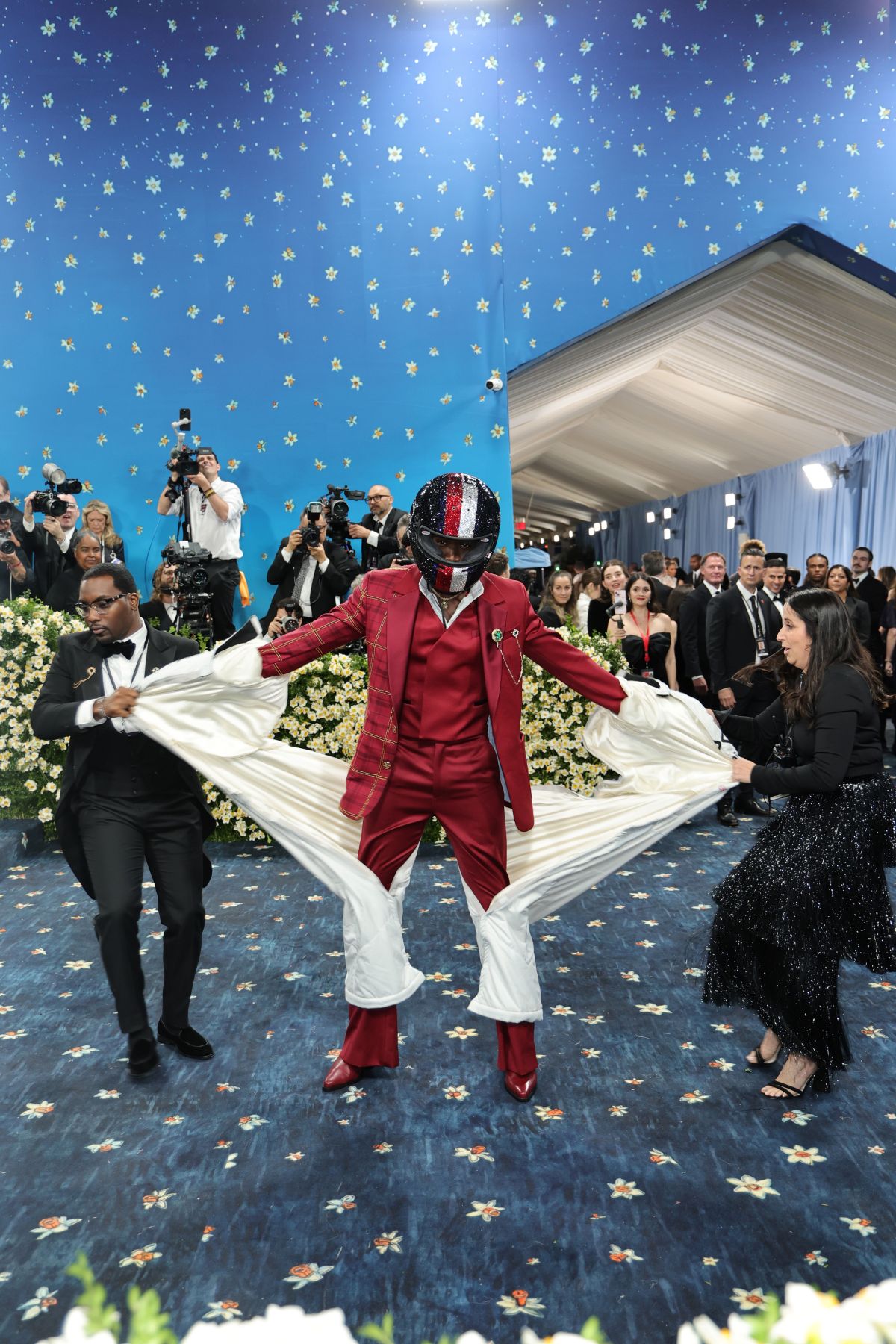 Foto com cor. Damson Idris no tapete azul do Met Gala 2025 - Metrópoles