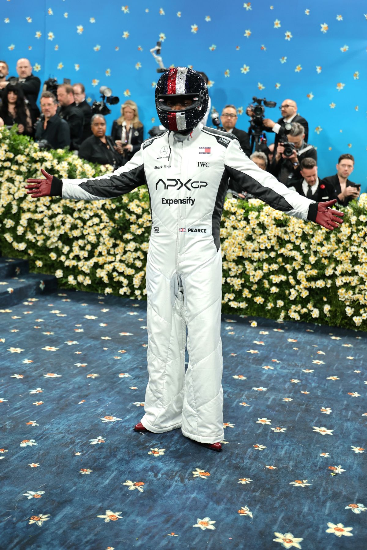 Foto com cor. Damson Idris no tapete azul do Met Gala 2025 - Metrópoles