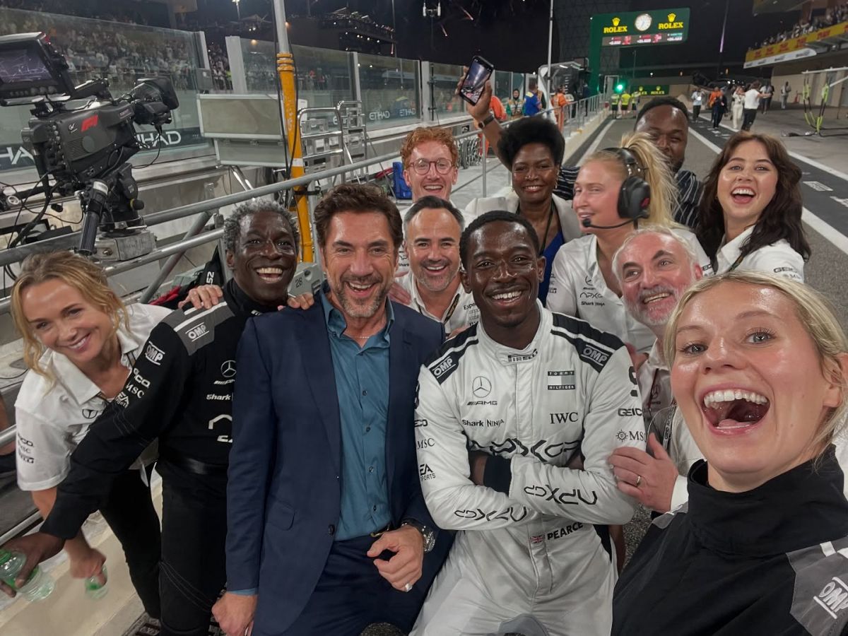 Foto com cor. Elenco do filme F1 em selfie registrada pela atriz Callie Cooke - Metrópoles