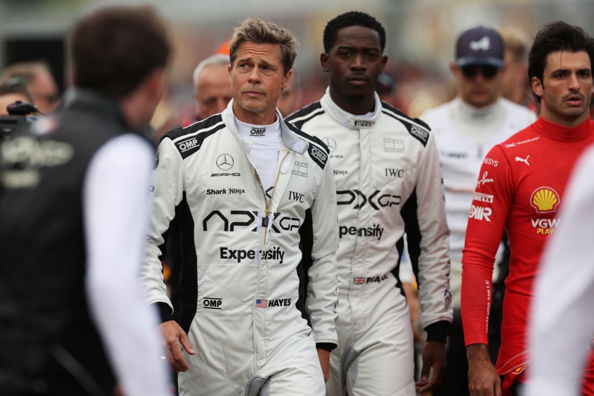 Foto com cor: Atores Brad Pitt e Damson Idris no set de filmagens de F1 - Metrópoles