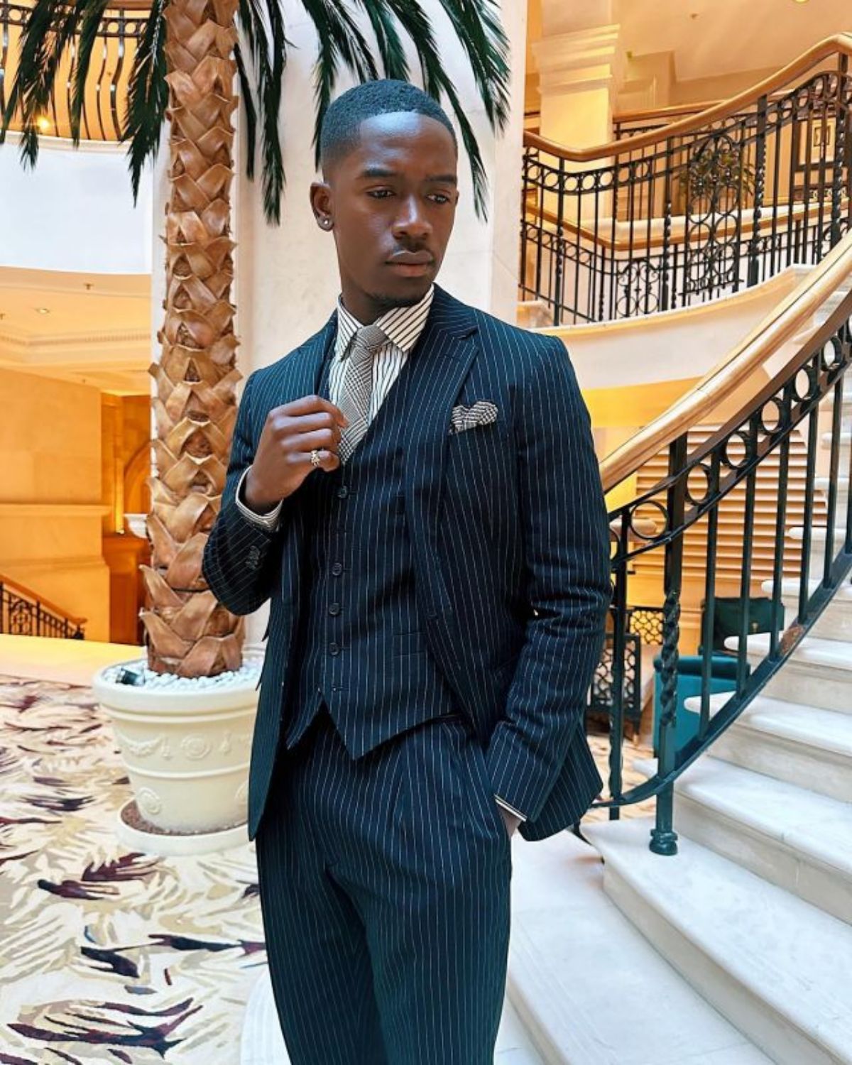 Foto com cor. Ator Damson Idris de terno - Metrópoles