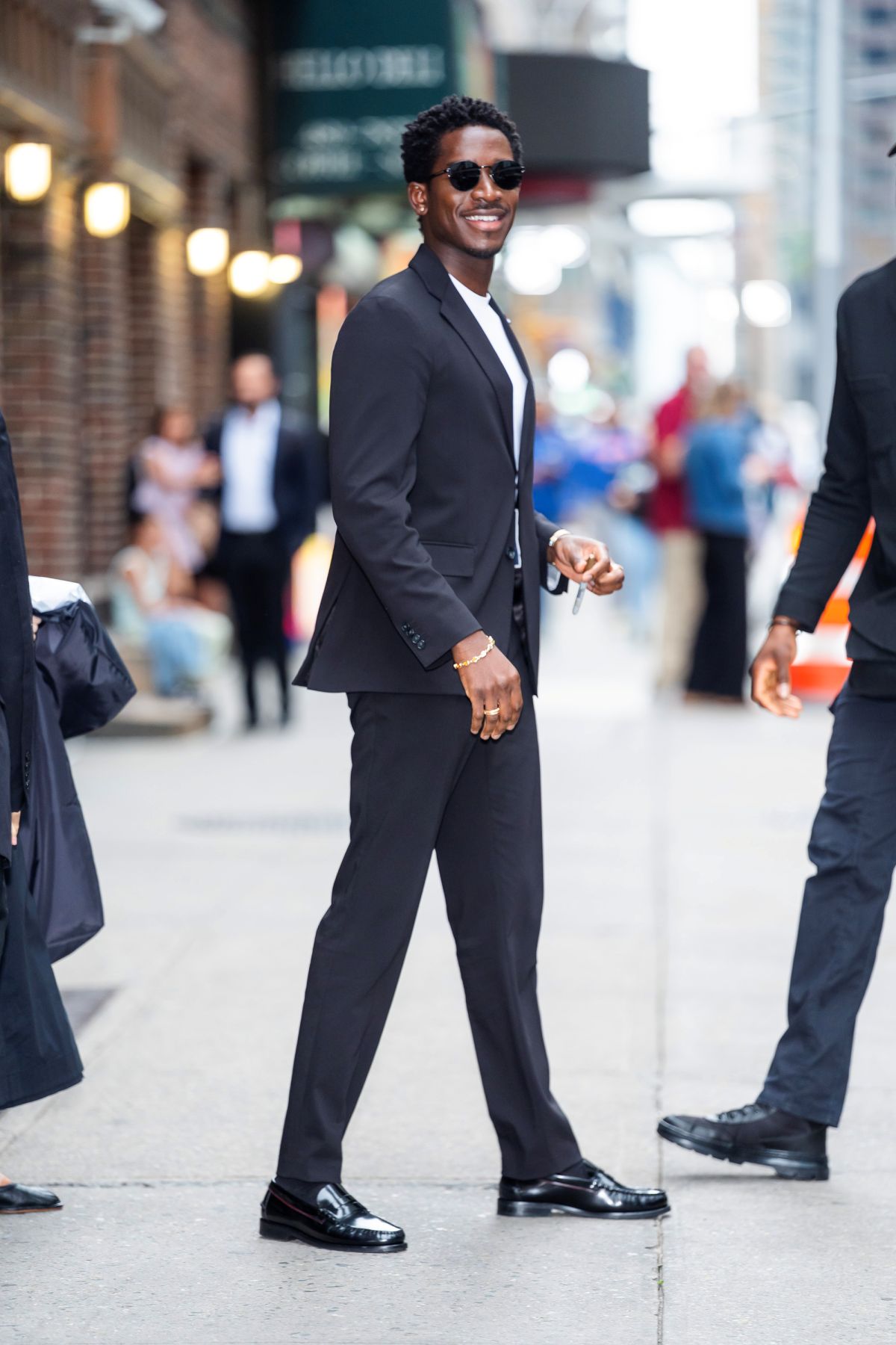 Foto com cor. Ator Damson Idris de terno - Metrópoles