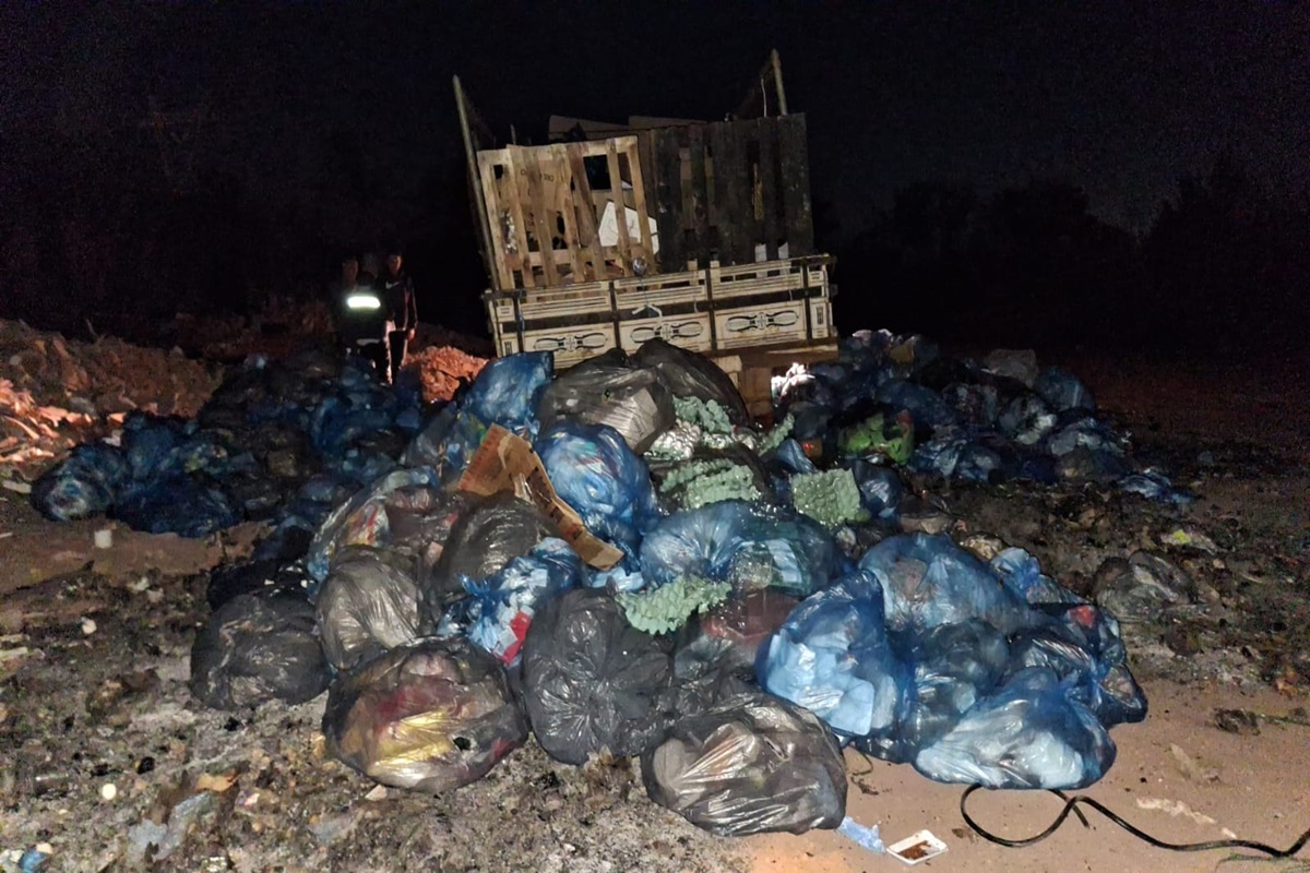 DF: rede de supermercado é flagrada despejando lixo em área ambiental
