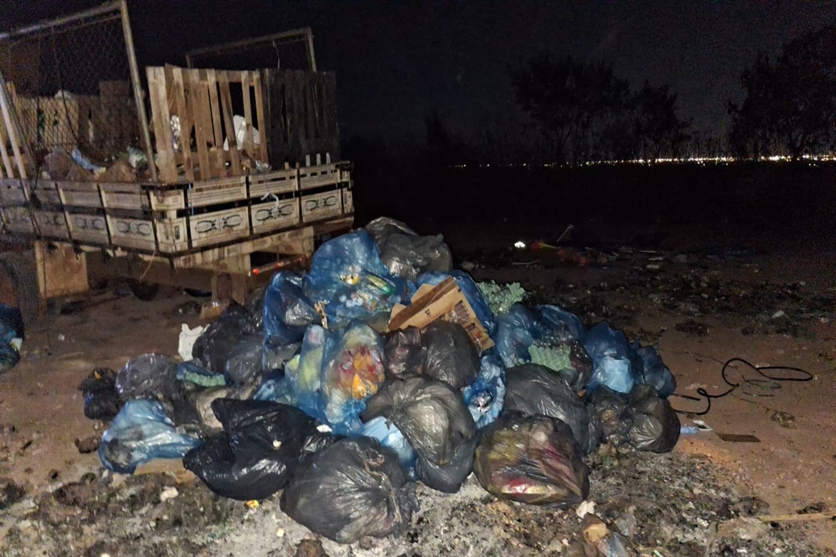 Mercado culpa outra empresa por descarte de lixo em área ambiental