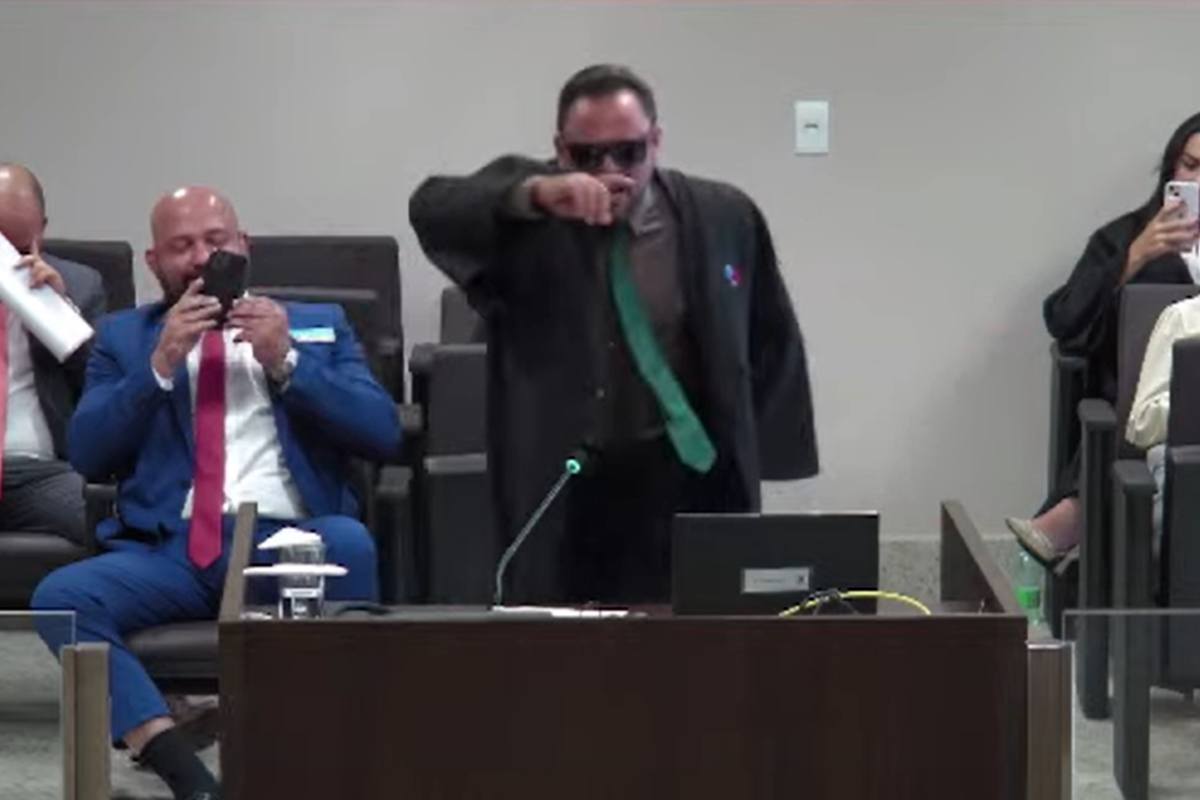 Advogado que representa a si mesmo recita poesia e joga capoeira no TJGO