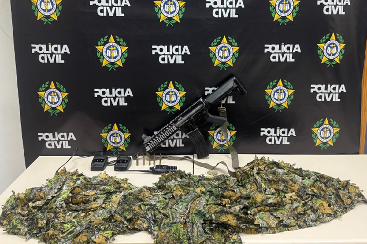 Polícia apreende fuzil e roupa tática com milicianos no Rio de Janeiro