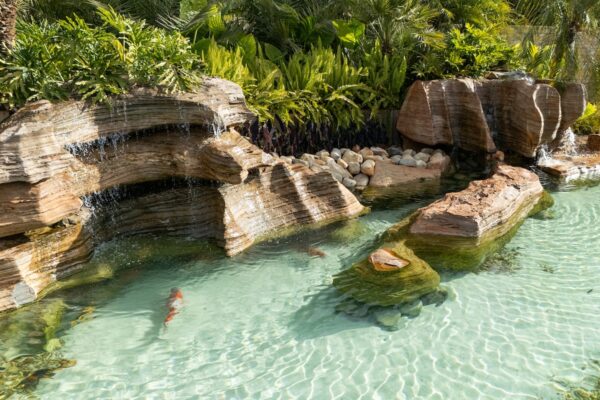 pedras do mar trazidas da Bahia para essa praia artificial com agua azul cristalina