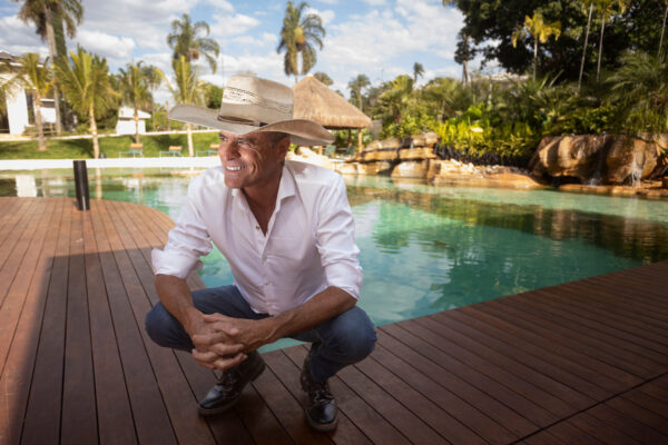 Homem branco com chapéu de cowboy