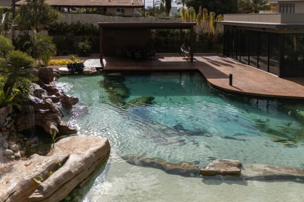 agua cristalina deque de madeira pedras de mar