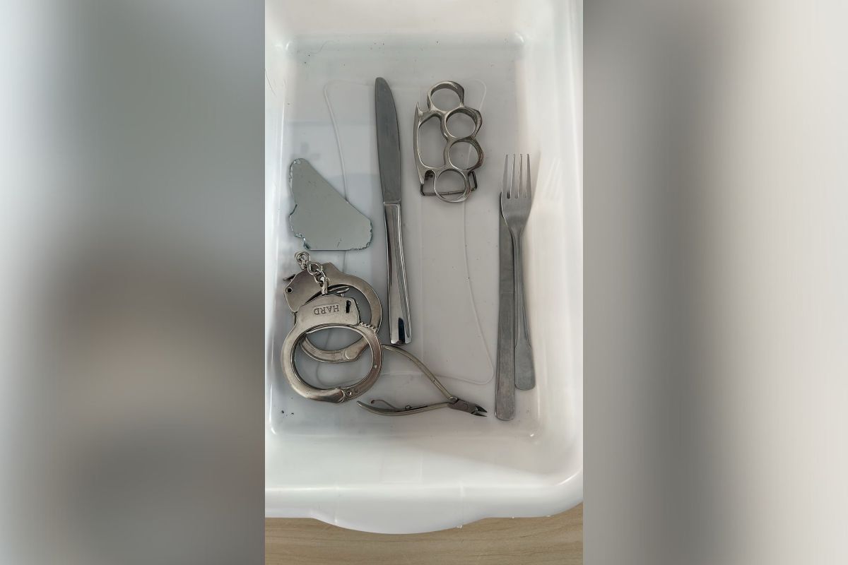 Detector de metais da Câmara encontra soco-inglês e punhal. Veja fotos