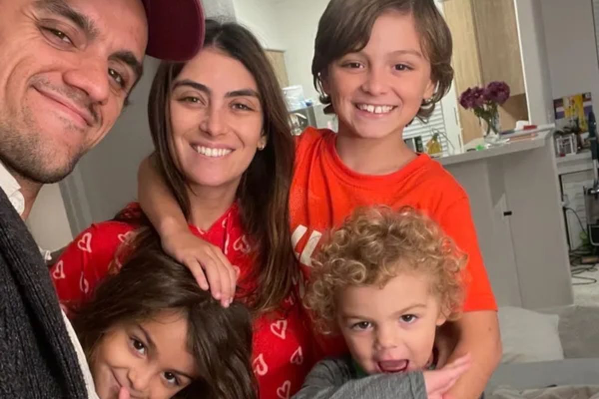 Felipe Simas sobre a esposa: “Orgulho dela por abrir mão da profissão”