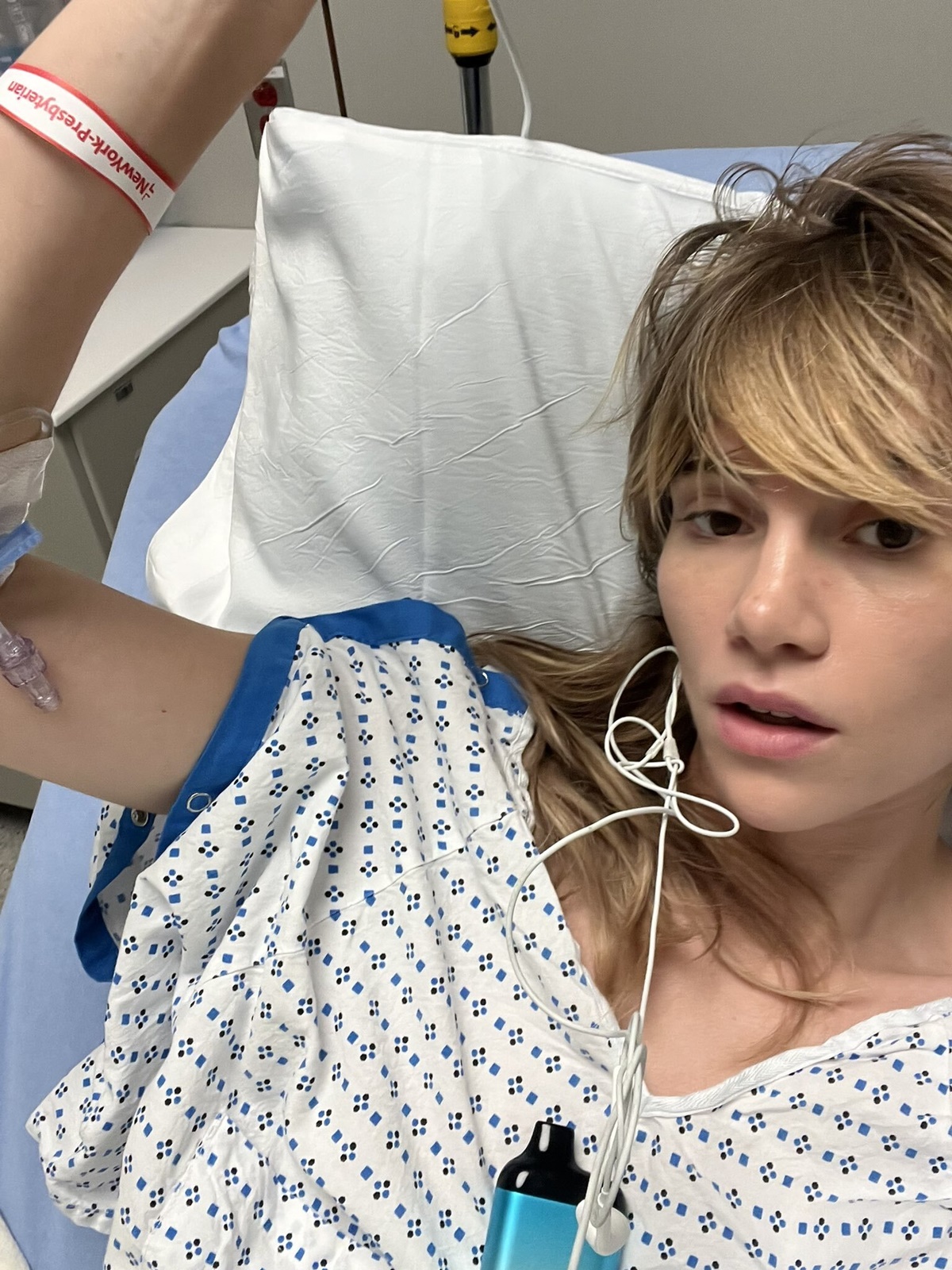 Roupas apertadas causam problemas entre celebridades e acendem alerta suki waterhouse - metrópoles