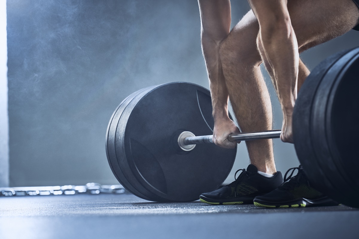 Corpo masculino fazendo levantamento de peso - Metrópoles.