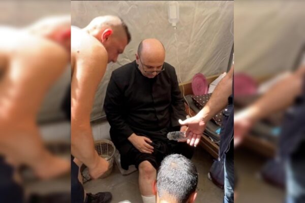 Ao todo, 10 pessoas ficaram feridas, entre elas o padre Gabriele Romanelli. Ele costumava atualizar regularmente o papa Francisco sobre o conflito israelense-palestino