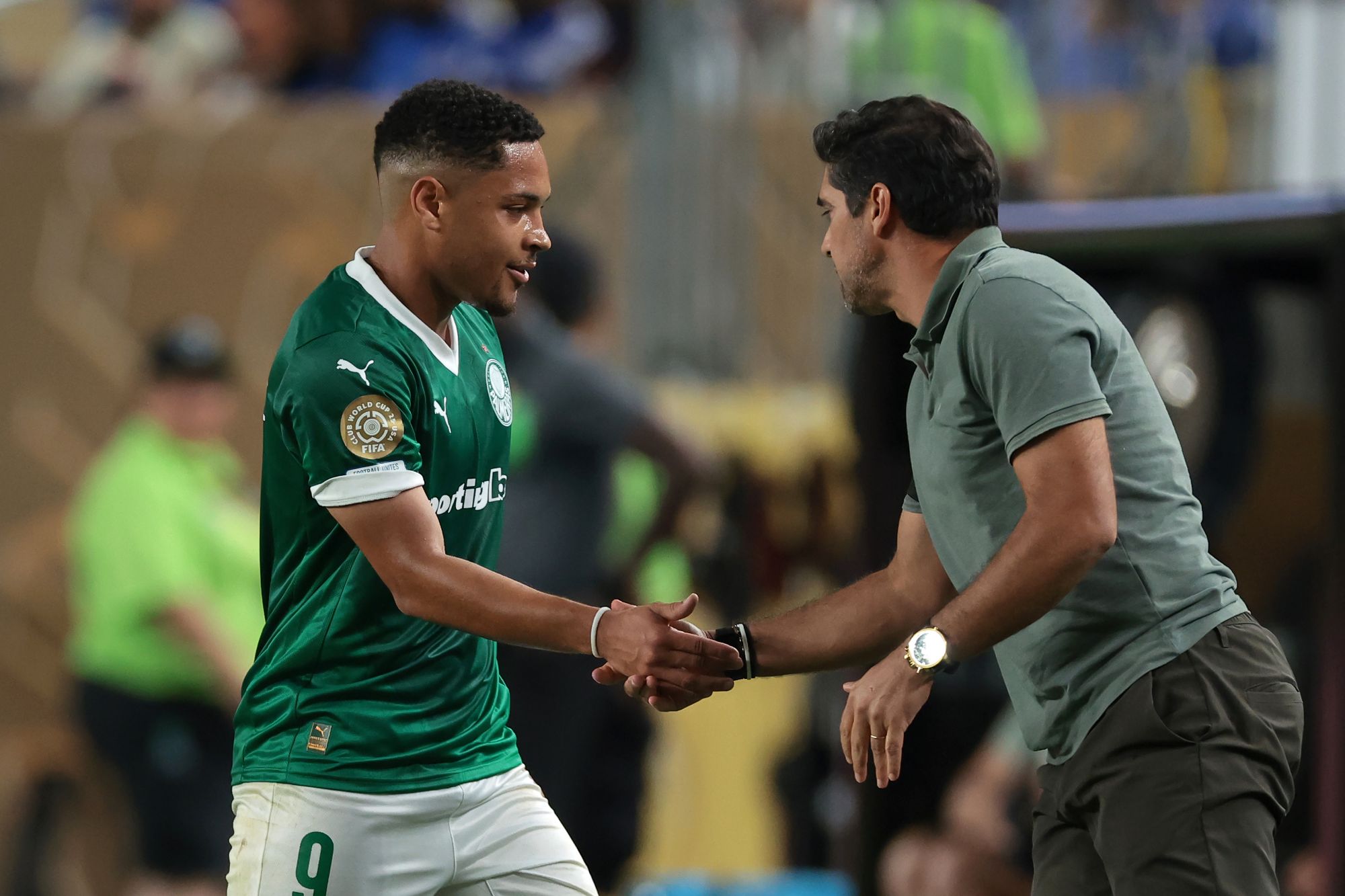 Abel admite má fase de Vitor Roque no Palmeiras: “Com 50kg nas costas”