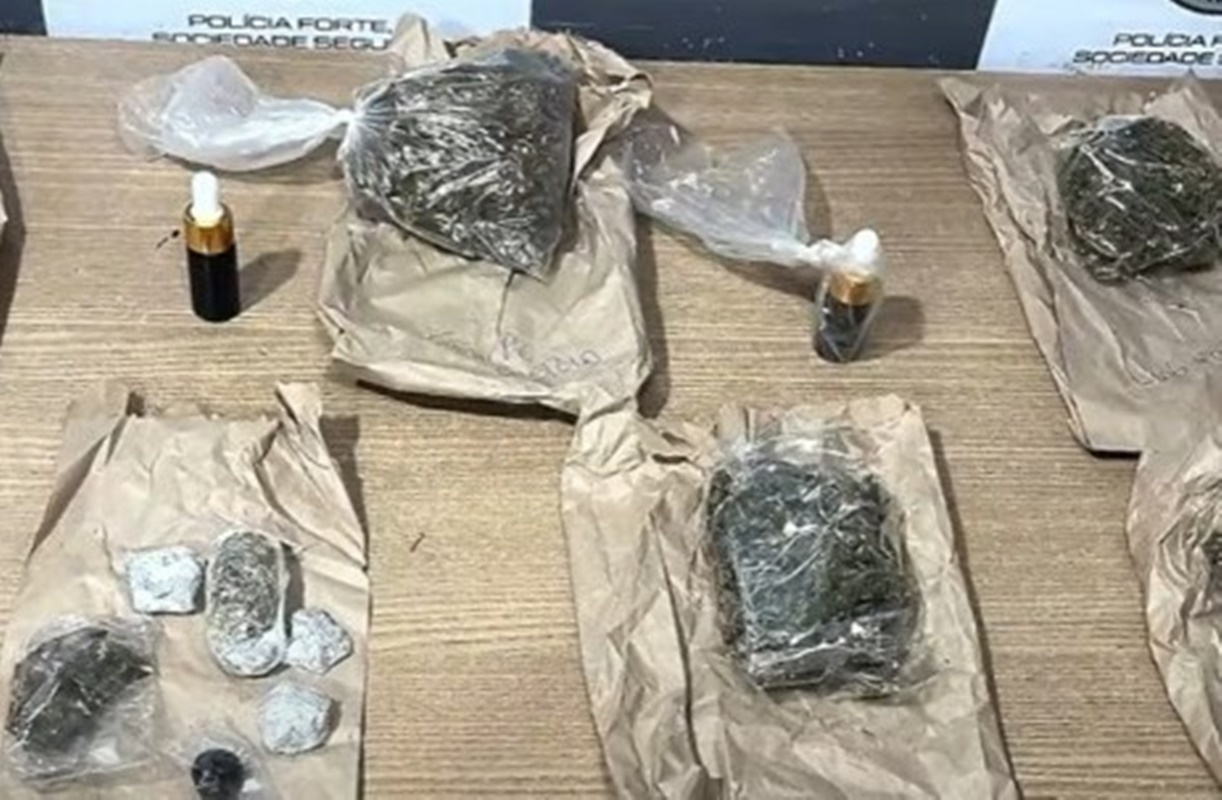 Homem fecha viatura e é preso com droga em nome de destinatários