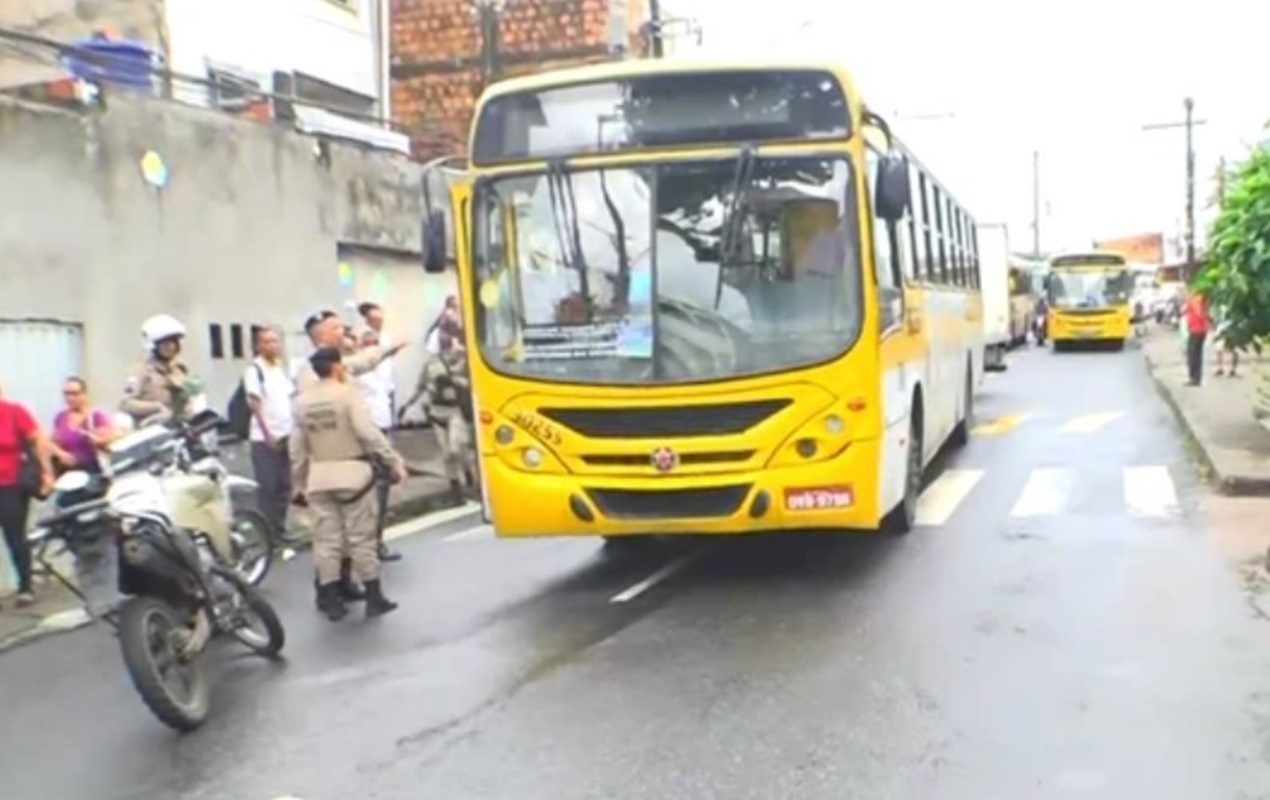 Homem tenta assaltar ônibus e é morto a tiros por passageiro
