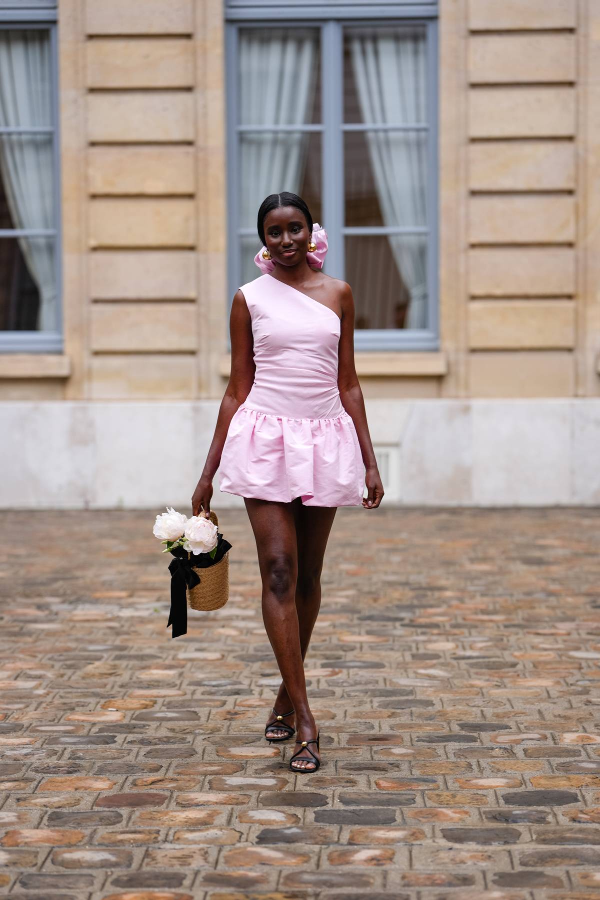 Mulher com vestido de silhueta peplum - Metrópoles