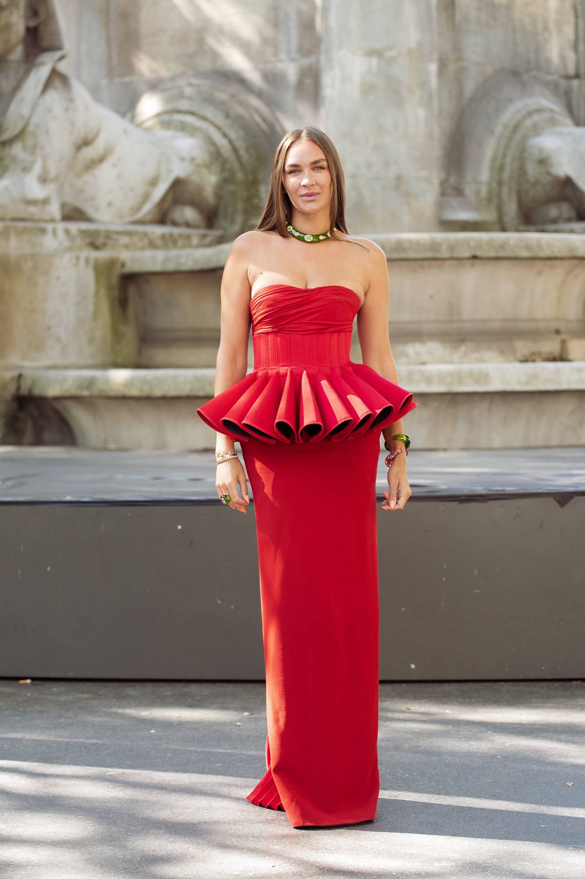 Mulher com vestido de silhueta peplum - Metrópoles