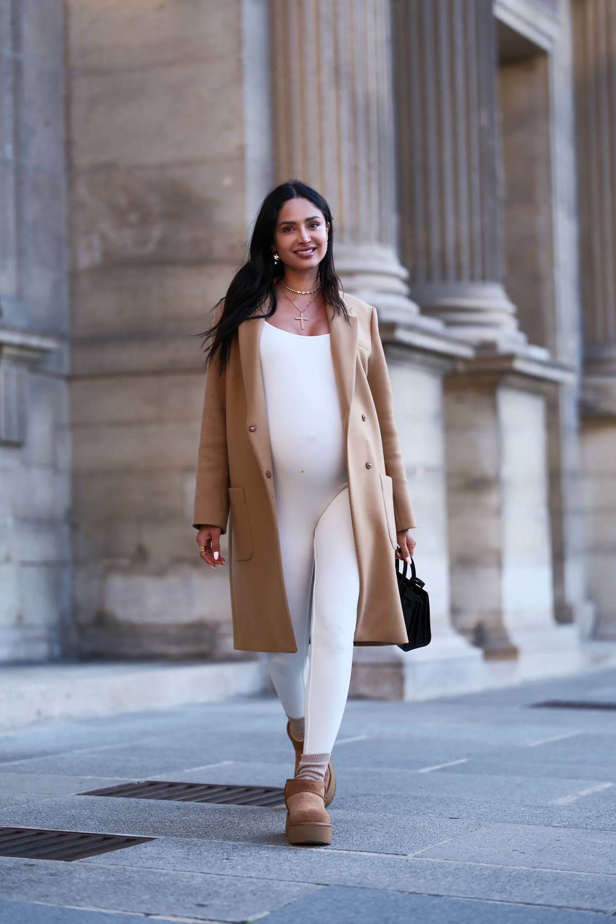 Mulher com bota estilo Ugg - Metrópoles