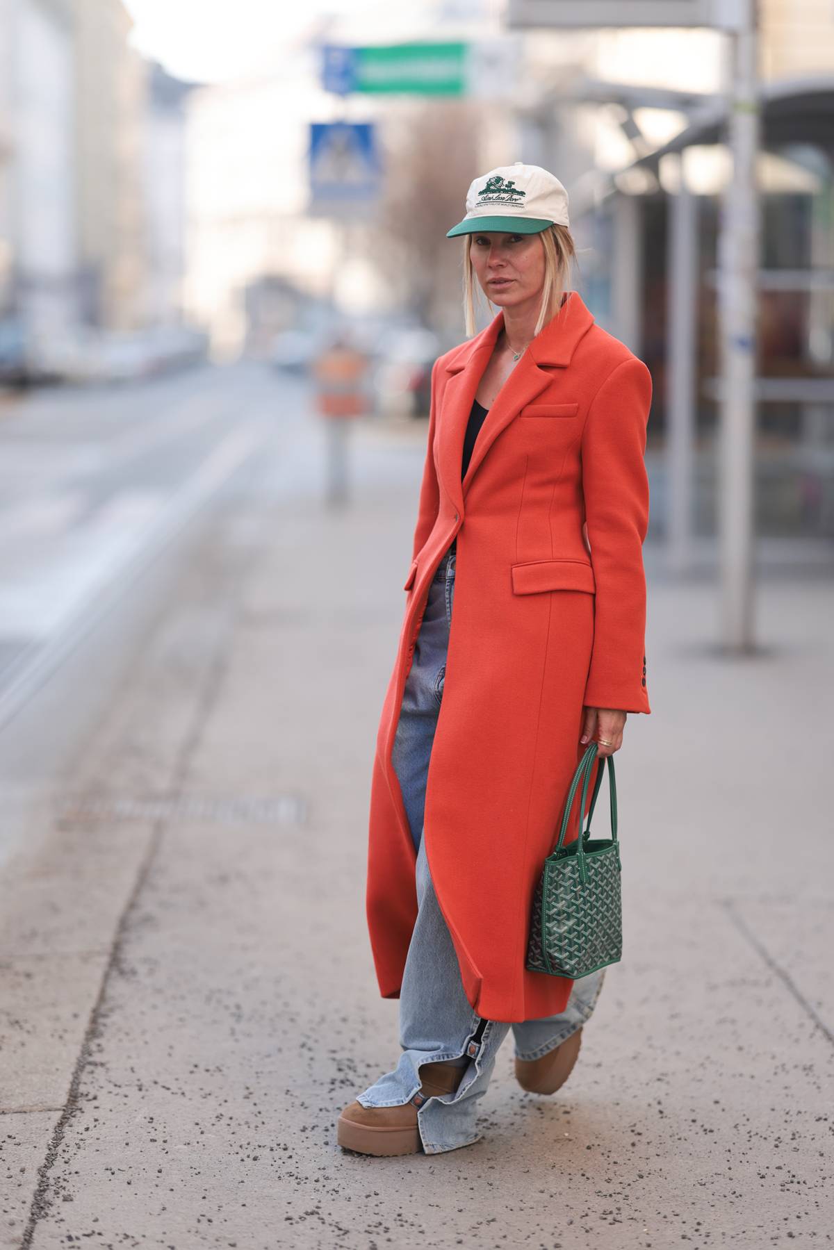 Mulher com bota estilo Ugg - Metrópoles
