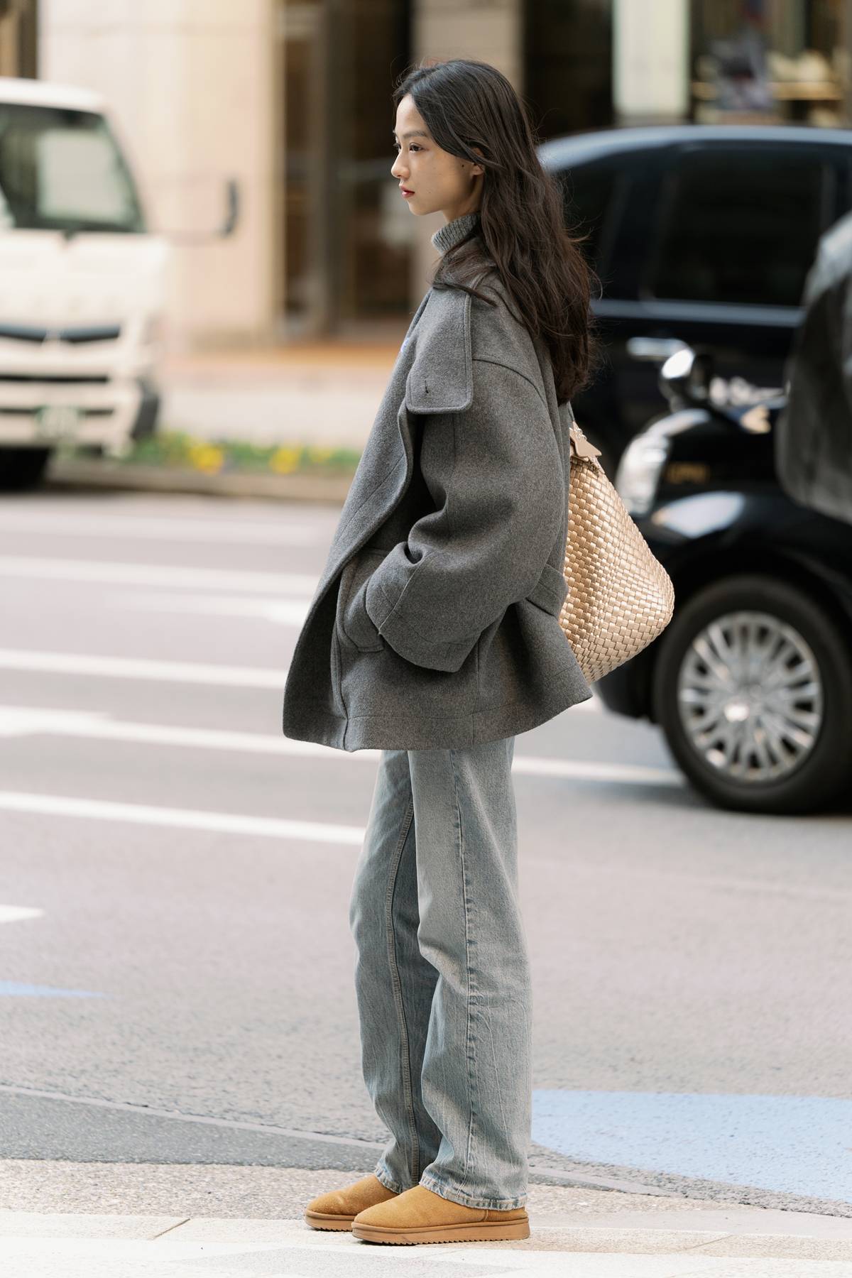 Mulher com bota estilo Ugg - Metrópoles