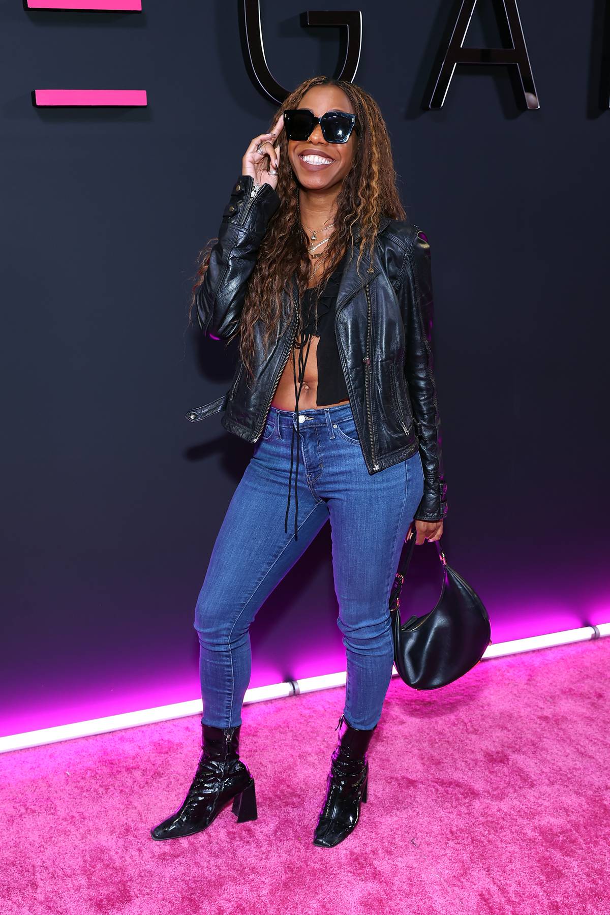 Mulher com calça skinny - Metrópoles