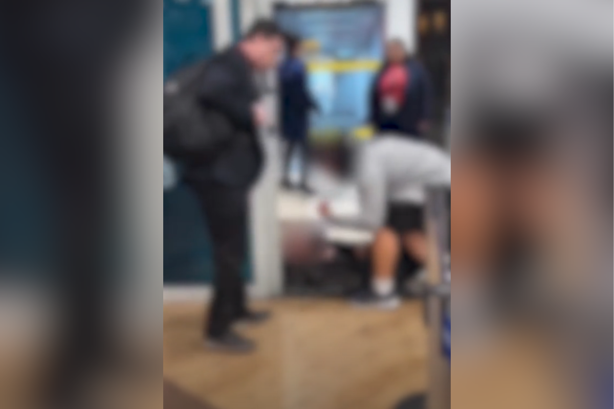 Homem deita em portão e atrasa embarque de passageiros em Guarulhos